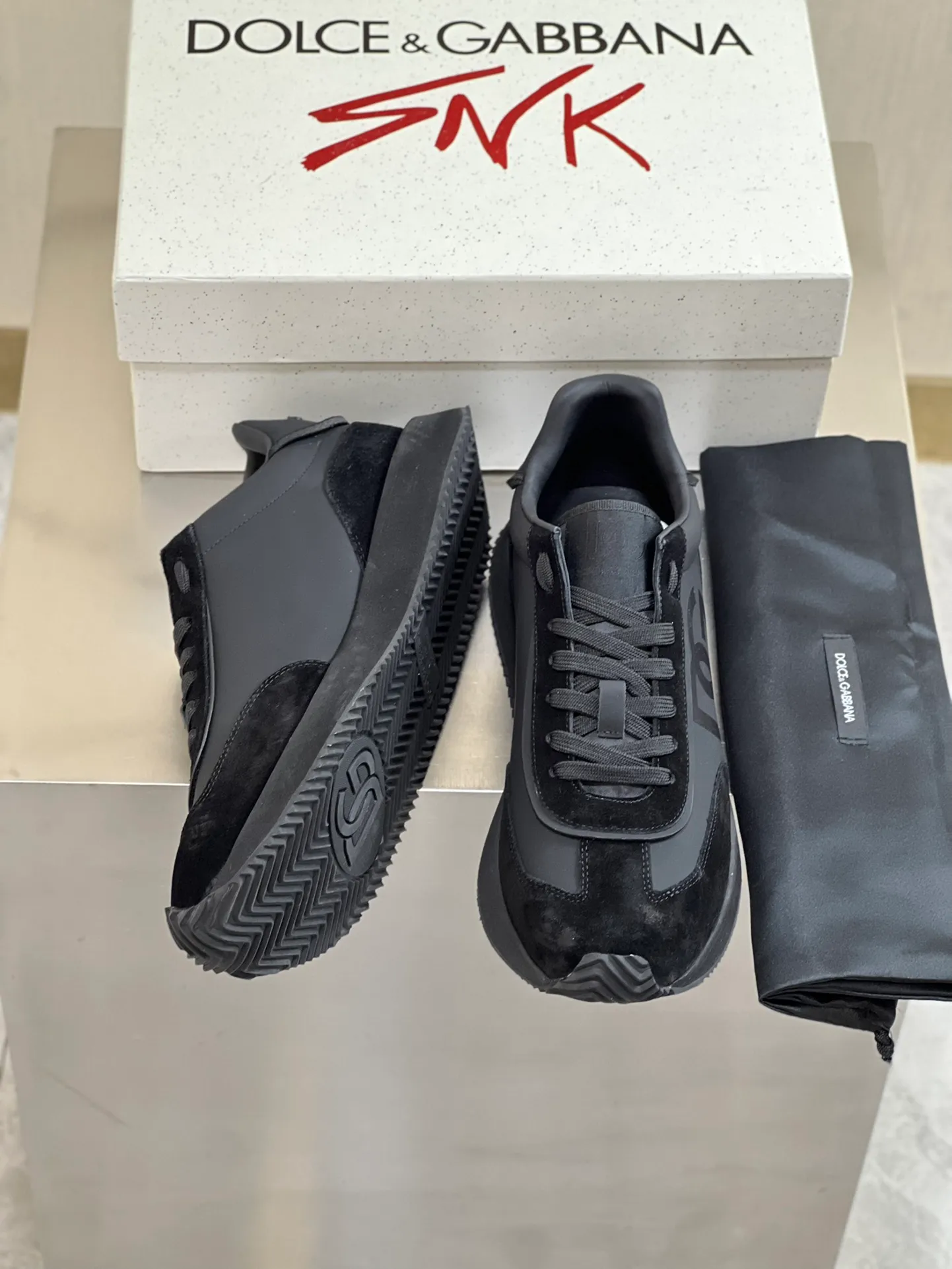 Factory price: 458💰••New product•• Dolce&G*_dgDolce&G*_dgDolce&G*_dgDolce&G*_dgDolce&G*_dgDolce&G*_dgDolce&G*_dgDolce&G*_dgDolce&G* 2024 new men's lace-up leather casual sneakers for early spring are made of imported suede cowhide spliced ​​with waterproof fabrics, mixed and matched color design, a fashionable and energetic sneaker that can easily meet the needs of modern dressing and highlight the contemporary lifestyle style. The foot is fully lined with cowhide for greater comfort. The tongue and heel are decorated with logos. It is equipped with a rubber outsole. The heel and toe are wrapped to further protect our feet. It is a model worth buying! Size: 39-44 (customized at 38.45)